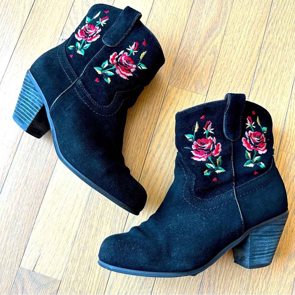Betsey Johnson Leather ‘Yodell’ Floral Embroidered Cowgirl Booties Size 6